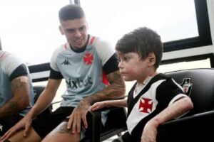 Gui com os jogadores do Vasco nesta sexta-feira