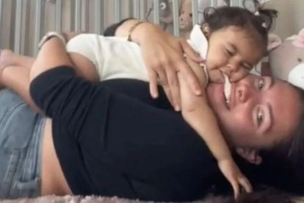 O bebê vomitou no rosto da mãe