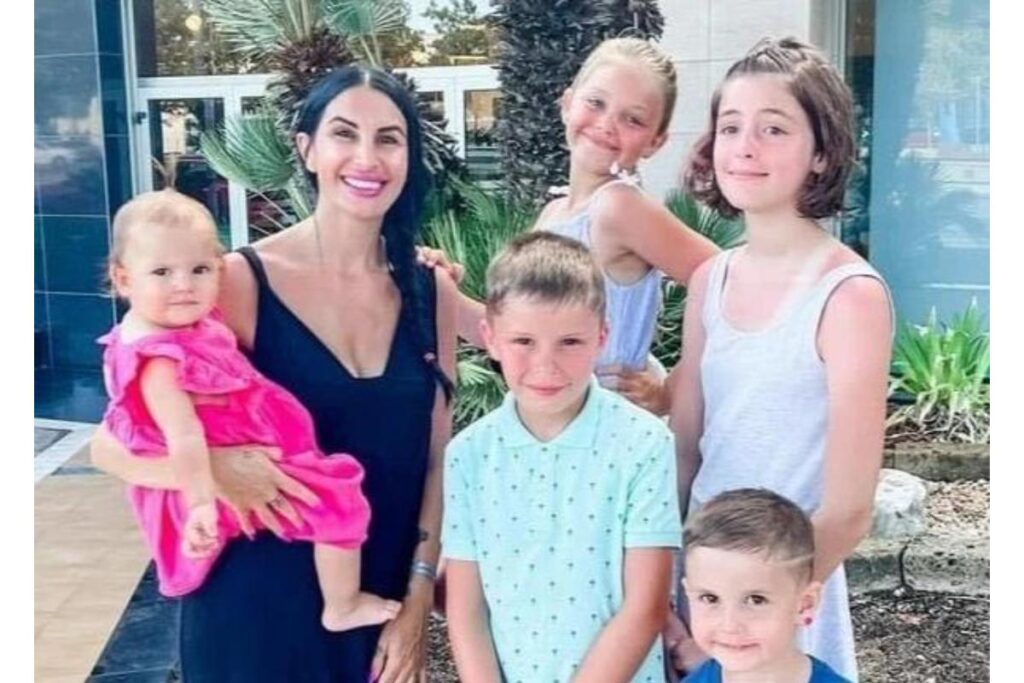 Mãe diz que é julgada por ter cinco filhos de três pais diferentes: “Não há nada de errado”