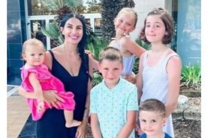 Mãe diz que é julgada por ter cinco filhos de três pais diferentes: “Não há nada de errado”