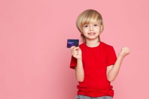 Menino gasta R$ 28 mil reais no cartão da mãe