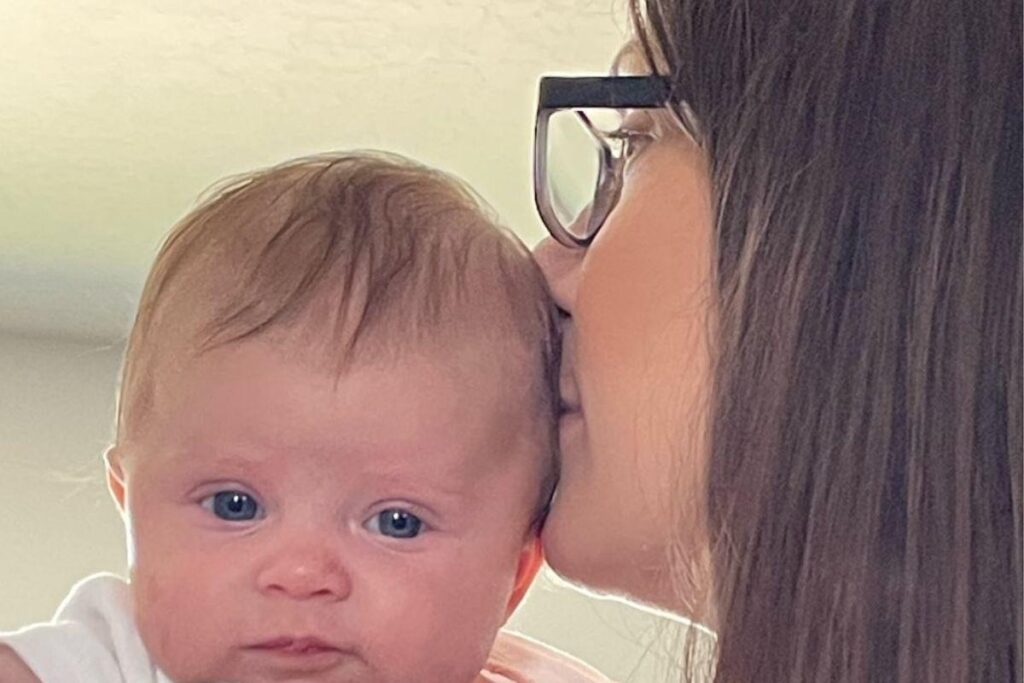 Apesar dos profissionais médicos realizarem “medidas para salvar vidas”, a criança foi declarada morta no hospital mais próximo