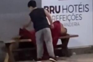 Menino cobre morador de rua em noite fria e comove