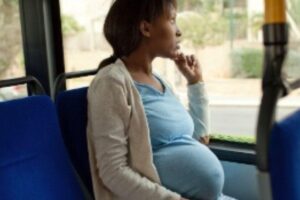 A mulher contou que pediu três vezes para que as pessoas fizessem a gentileza de ceder o lugar para ela