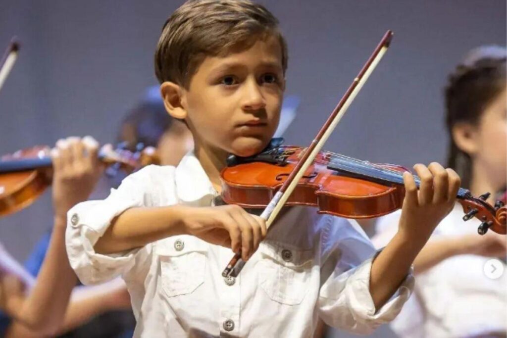Além do talento no inglês, ele brilha nos recitais de violino e é vencedor de medalhas em campeonatos de taekwondo