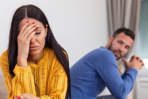 Mulher briga com família do marido