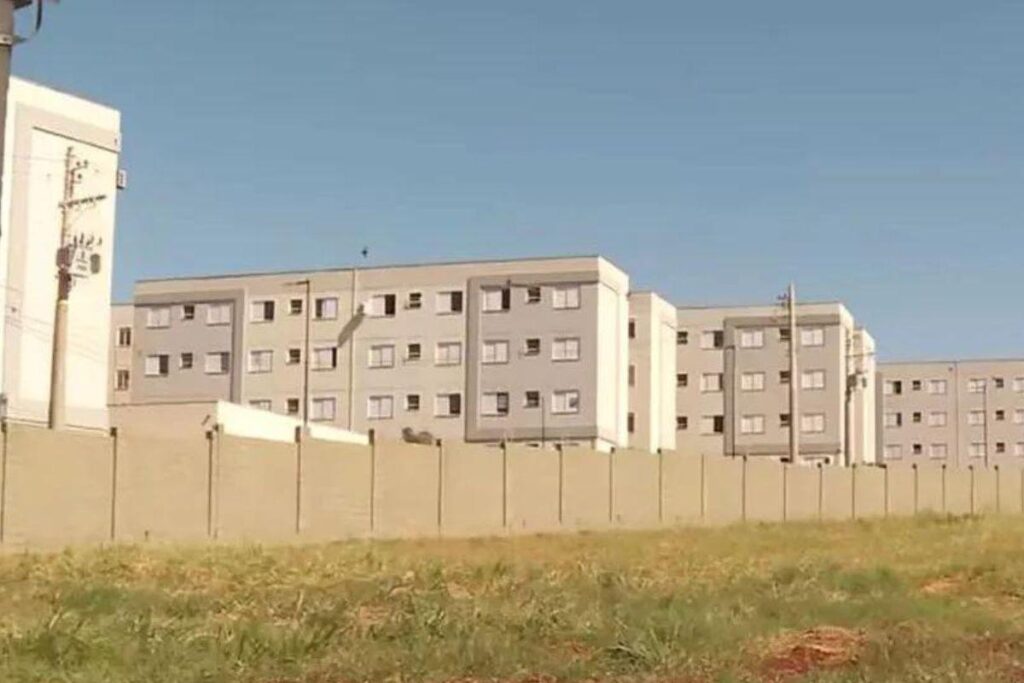 A queda foi de três metros de altura e o irmão mais novo precisa de uma cirurgia no pé