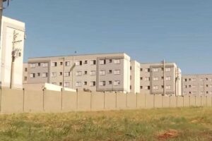 A queda foi de três metros de altura e o irmão mais novo precisa de uma cirurgia no pé