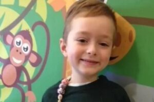 Menino é diagnosticado com tumor no olho na Inglaterra