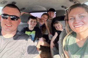 Mulher se casa com irmão de falecido namorado e recebe críticas