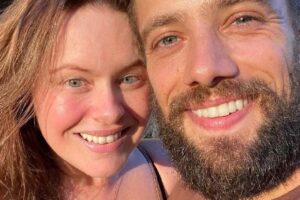 Mari Bridi viaja com os filhos em meio a polêmica de Rafael Cardoso