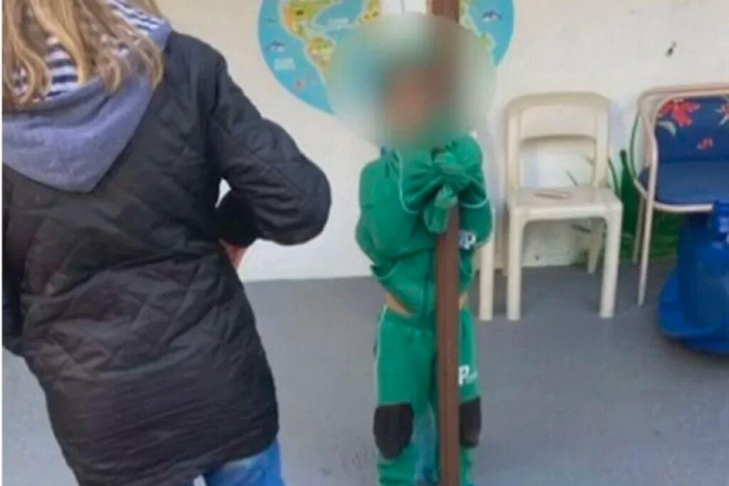 O menino disse que foi amarrado por estar “agitado demais”