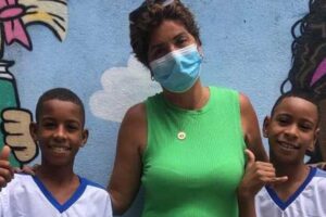 Por amor a amiga, uma baiana adota três irmãos para não separá-los