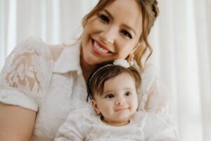 Renata Dominguez mostra fotos do batizado da filha