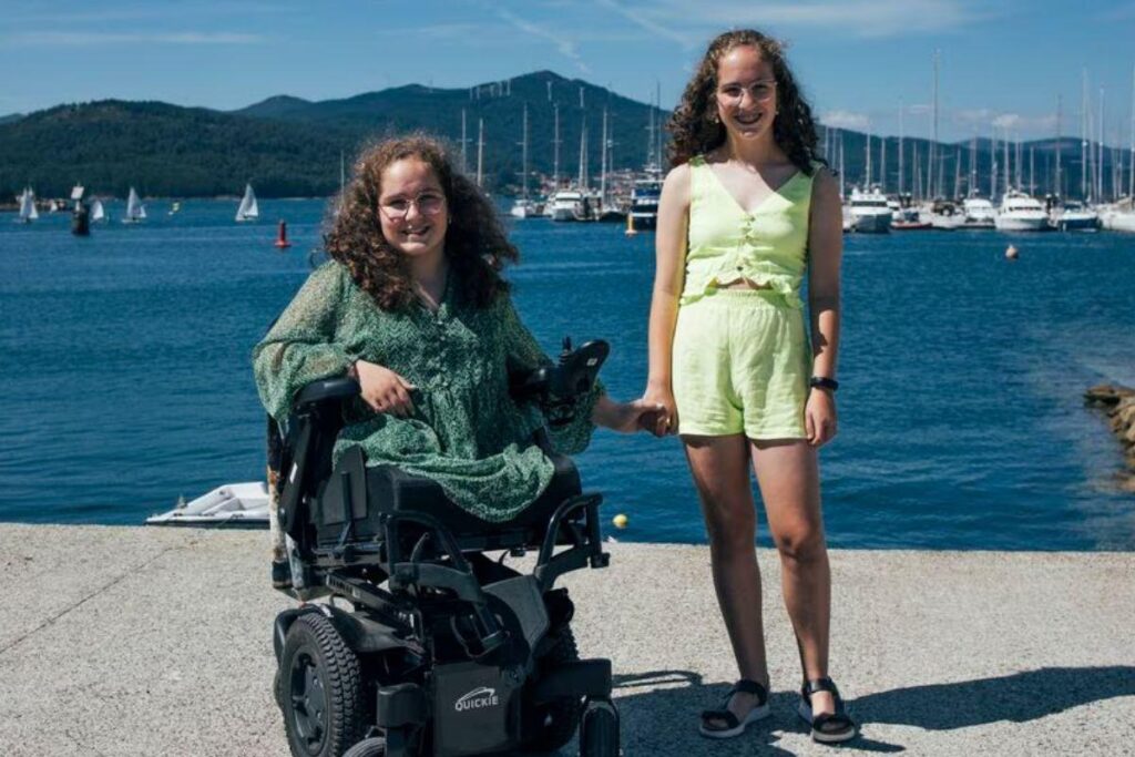 As irmãs Cayetana e Celia, de 12 anos, compartilham a mesma mutação genética desde que nasceram