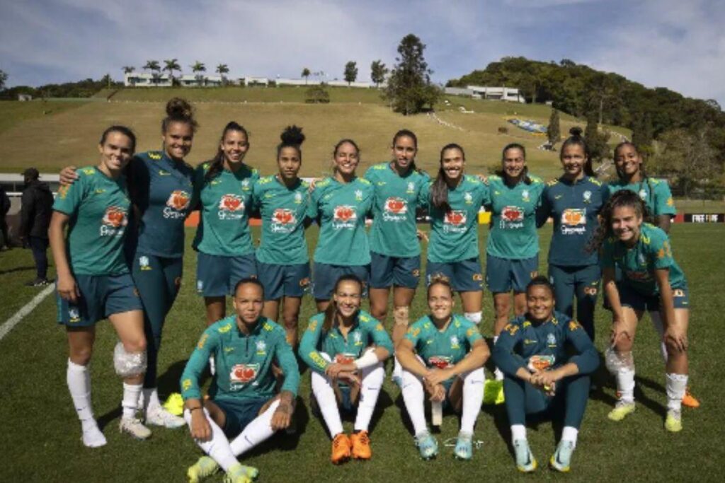 Jogadoras da Seleção Brasileira se emocionam com mensagens da família