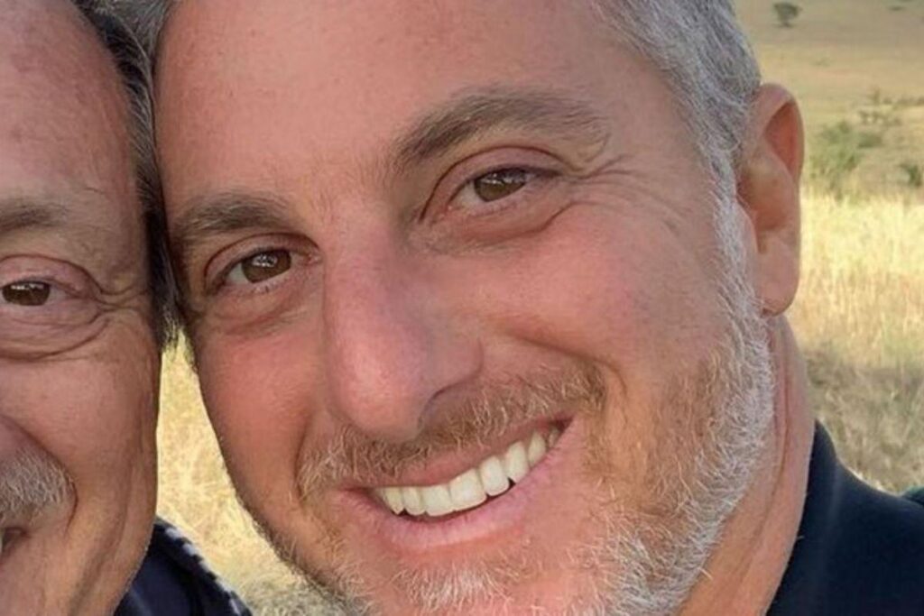 Luciano Huck ao lado do pai na infância