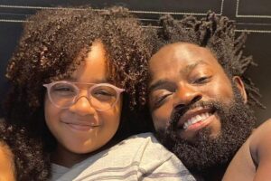 Douglas Silva se preocupa com o futuro da carreira de Maria Flor, sua filha mais velha, na televisão