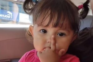 Bebê de 1 ano aprende sinais de libras com a mãe e impressiona