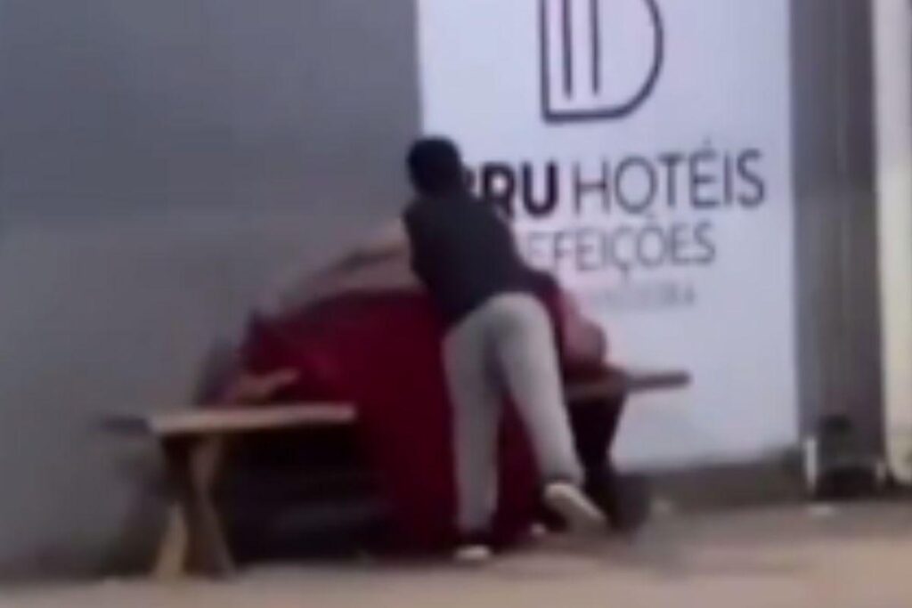 Menino cobre morador de rua em noite fria e comove