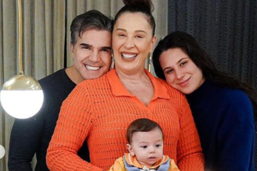 Claudia Raia posta fotos em família