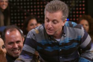 Luciano Huck acorda menino que dormiu durante programa