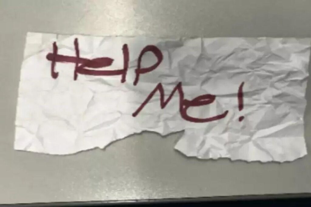 A menina foi resgatada após deixar um bilhete pedindo socorro