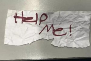 A menina foi resgatada após deixar um bilhete pedindo socorro