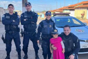 A menina adora as luzes da sirene