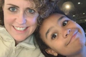 De acordo com os autos, o fato de a mulher ser branca e a filha negra teria provocado suspeita por parte de funcionários da empresa