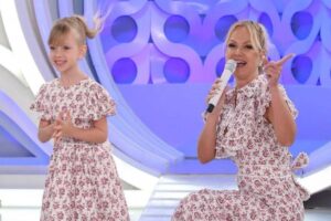 Manuela subiu ao palco da apresentadora neste domingo, 13 de agosto