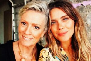 Carolina ao lado da mãe, Maíra