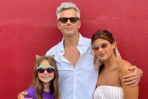 Otaviano Costa e as filhas, Giulia e Olívia, em uma viagem em família