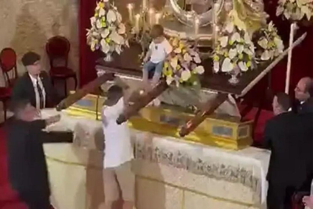 O homem deixou a criança no altar