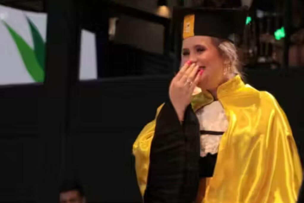 Formatura é marcada por pedido de casamento durante cerimônia em Criciúma