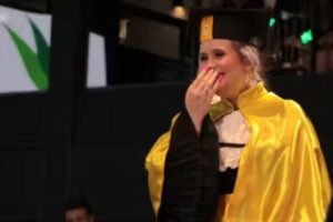 Formatura é marcada por pedido de casamento durante cerimônia em Criciúma