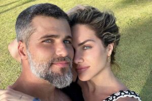 Giovanna Ewbank e Bruno Gagliasso estão pela primeira vez com todos os filhos em Fenando de Noronha