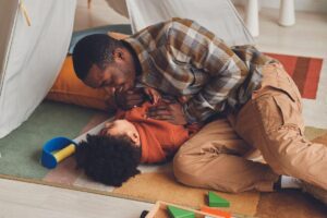 Vini Campos é pai de 3 filhos e atua como jornalista, escritor e ator