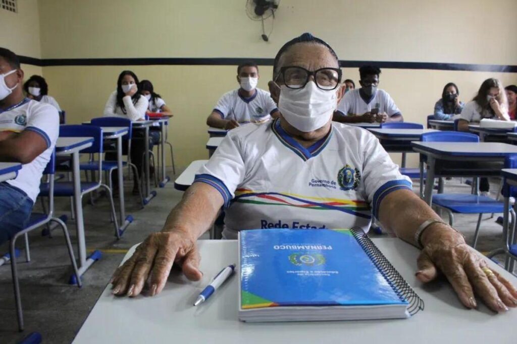 Dona Edelzuita, de 94 anos, se tornou a aluna da educação básica mais idosa do mundo