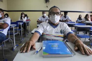 Dona Edelzuita, de 94 anos, se tornou a aluna da educação básica mais idosa do mundo