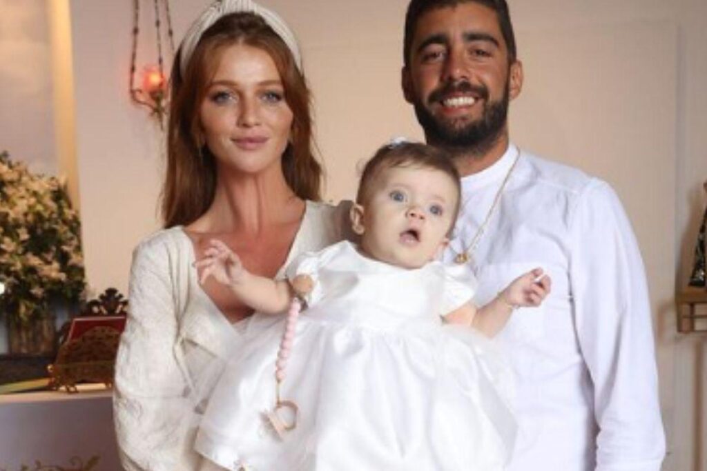 Cintia Dicker mostra batizao da filha