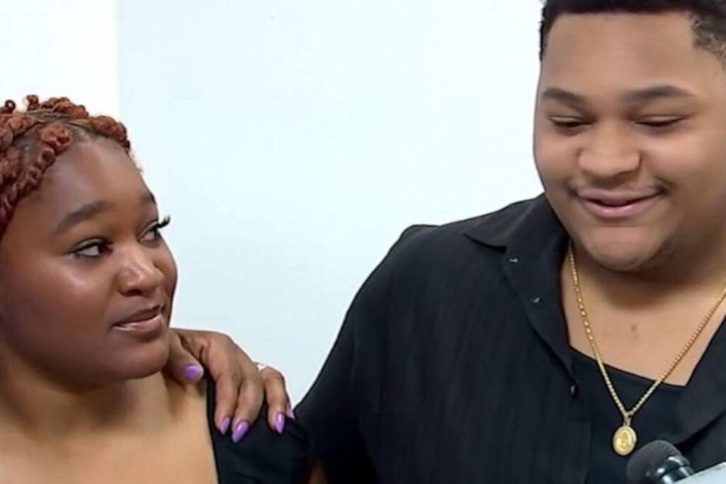 Angela e Dennis adotaram VIcky e Frank ainda bebês no intervalo de um ano