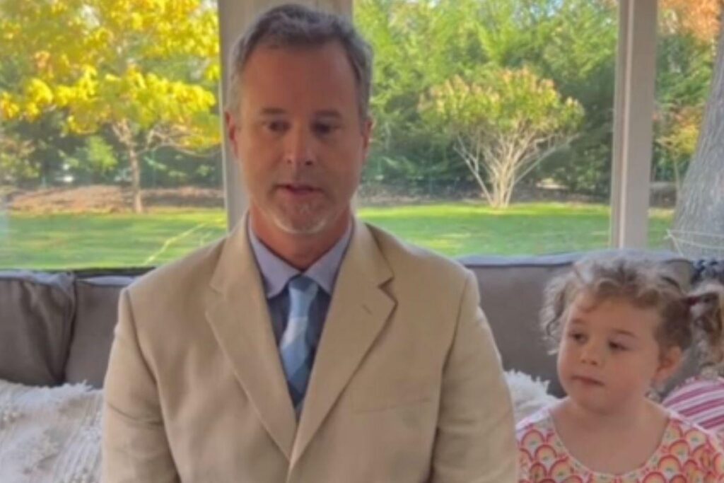 Pai brinca com filha com uma entrevista de emprego falsa cheia de mentiras