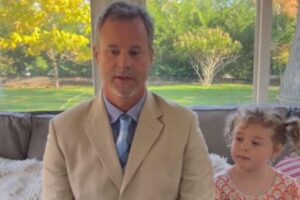 Pai brinca com filha com uma entrevista de emprego falsa cheia de mentiras