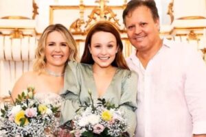 Mãe de Larissa Manoela chora ao falar sobre filha