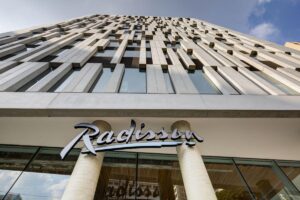 A Suíte 1 do Radisson Hotel conta com uma cama de casal para os pais