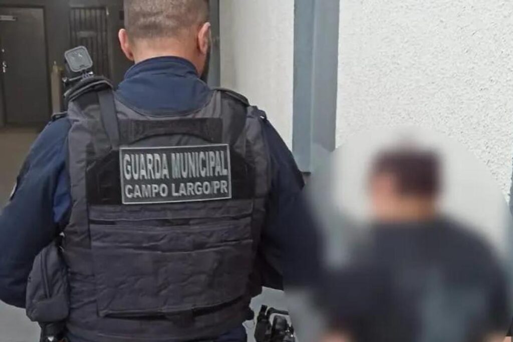 No local, o menino afirmou que a mãe o derrubou no chão e deu vários chutes