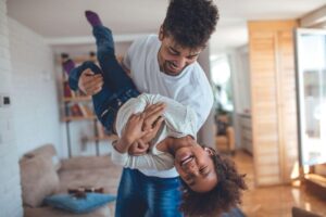 Segundo o neurologista do setor de neurologia do comportamento da Unifesp, Paulo Bertolucci, pai de Júlia e Otávio, a gravidez traz reações biológicas para o homem também