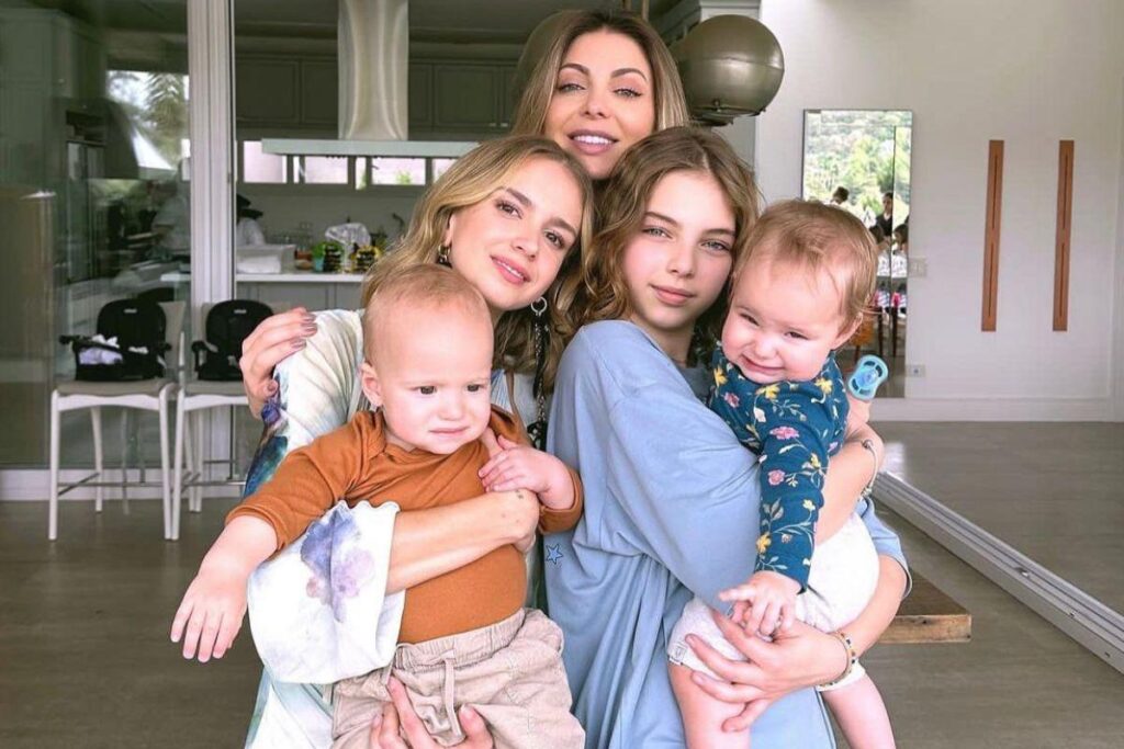 Mesmo separada de Xuxa, Sheila Mello visita os filhos de ex-enteada