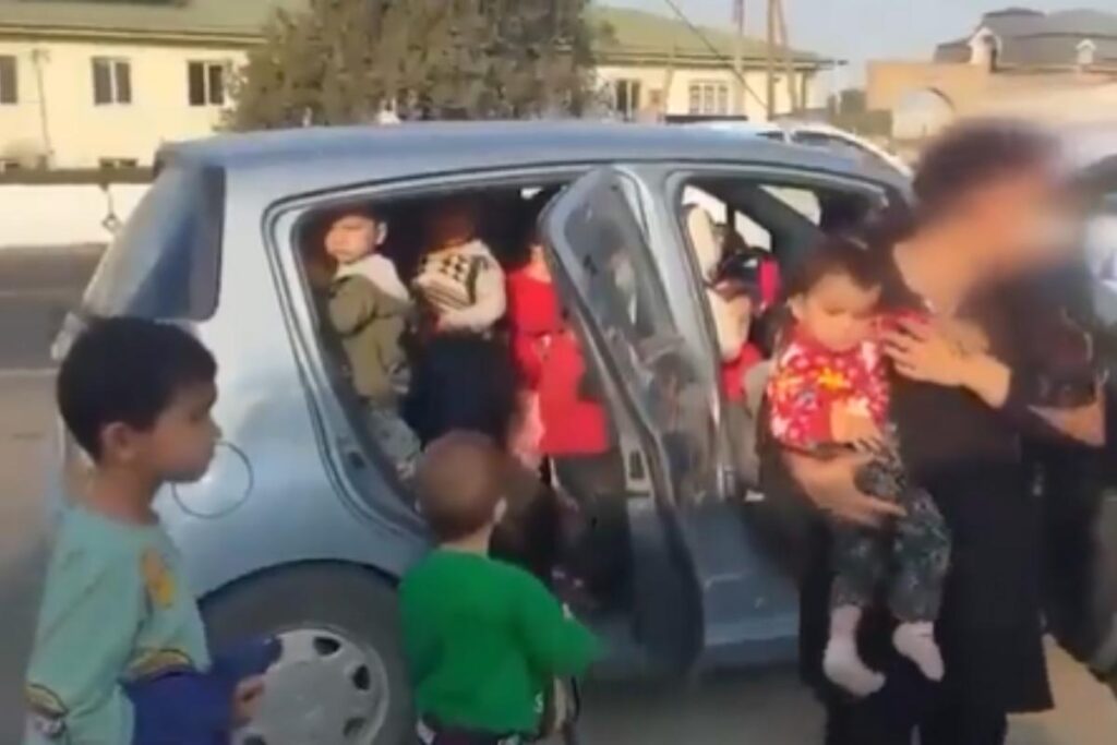 Professora que levava mais de 20 crianças em Chevrolet é parada no Uzbequistão